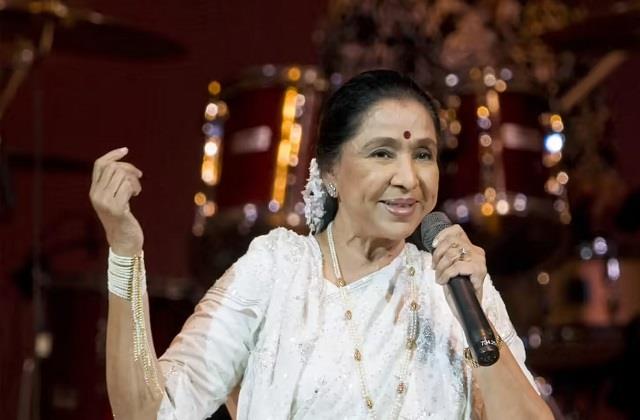 Asha Bhosle जी का वो विवादित गाना, जो बैन होने के बाद भी उन्हें मिला था अवॉर्ड