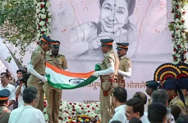 आशा भोसले काे याद करने पर पाकिस्तान में मचा बवाल, न्यूज चैनल को भेजा नोटिस