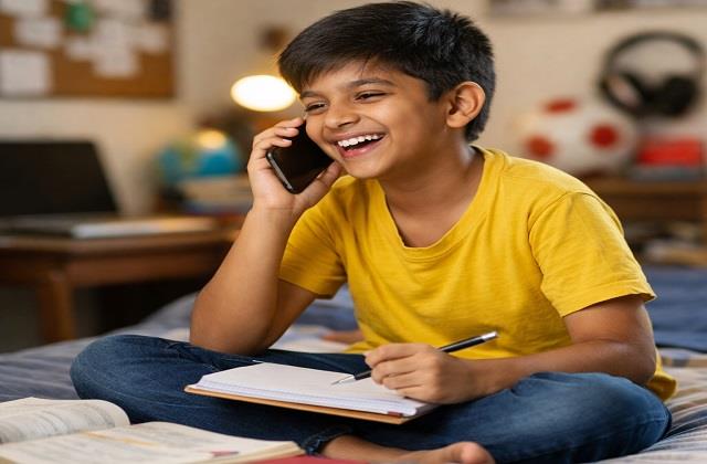 बच्चा फोन पर दोस्तों से करता है लंबी बातें? ऐसे कंट्रोल करें फोन टाइम