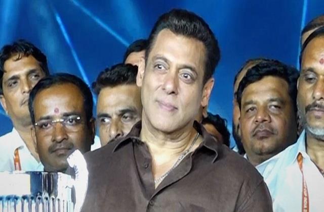 भीड़ में सलमान खान ने खुद को बुरी नजर से बचाने के लिए किया ये खास उपाय