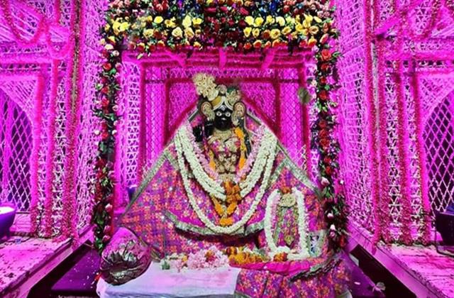 बांके बिहारी मंदिर में टूटी सालों की परंपरा, पैसों के कारण नहीं सजा ठाकुर जी के लिए फूल बंगला