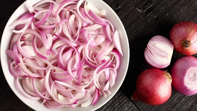 सेहत के लिए अच्छा है कच्चा प्याज, लेकिन ये 5 लोग न खाएं
