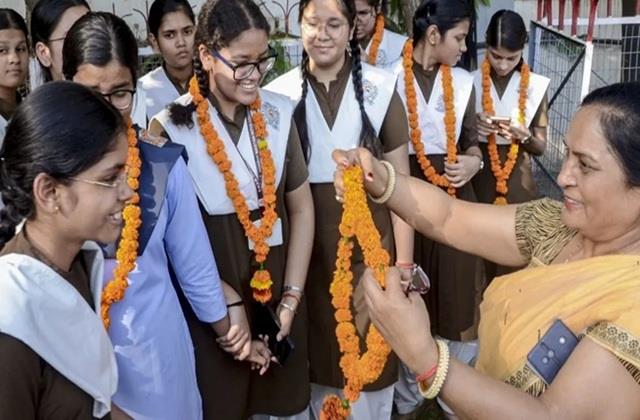 CISCE Results 2026:  एक साथ आया 10वीं-12वीं क्लास का रिजल्ट,  लड़कियां फिर लड़कों से रही आगे