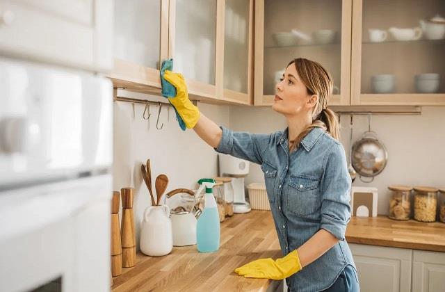 चिमनी से टाइल्स तक, किचन में जमी जिद्दी चिकनाई मिनटों में होगी साफ