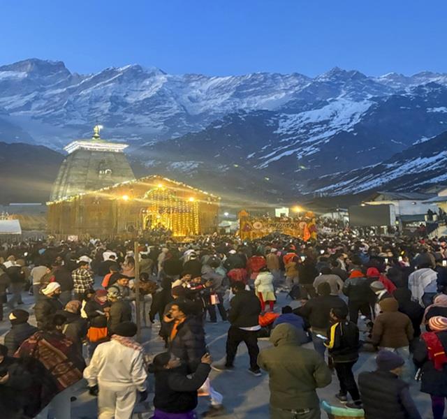 केदारनाथ धाम से आई बड़ी खबर, खराब मौसम के कारण रोक दी गई हेलीकॉप्टर सेवाएं