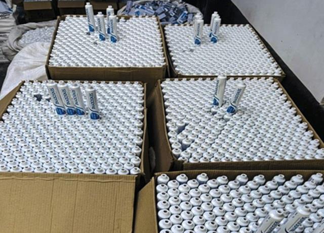 नकली Toothpaste बनाने वाली Factory का पर्दाफाश, खाली ट्यूब में भरा जा रहा था गंदा पेस्ट