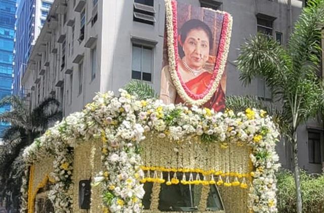 अलविदा आशा ताई, Asha Bhosle का राजकीय सम्मान के साथ हुआ अंतिम संस्कार