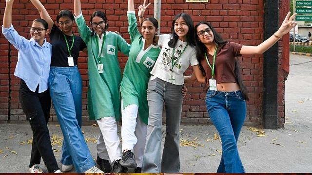 UP Board  2026: सीतापुर की शिखा वर्मा ने किया टॉप, लड़कियों ने फिर मारी बाज़ी