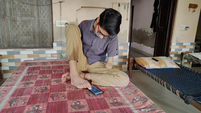 6 साल की उम्र में कटे दोनों हाथ, पैरों से लिखी परीक्षा... 600 में से 600 अंक हासिल कर किया कमाल