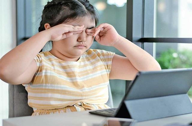 बच्चों को आंखों की थकान से बचाने के लिए टिप्स