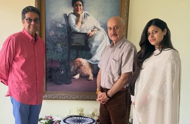 आशा भोसले के घर गए अनुपम खेर, बोले-  मुझे हर जगह उनकी गुनगुनाहट सुनाई दे रही थी