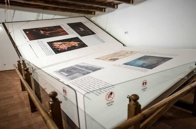 World Book Day: आप जानतें है दुनिया की सबसे बड़ी किताब का नाम? एक साथ 6 लोग बदलते है पन्ना