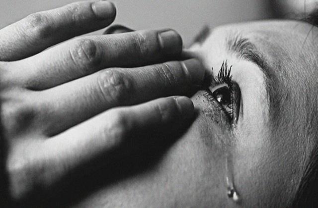 बात- बात पर रोना नॉर्मल है या खतरे की घंटी ? जानिए बेवजह उदास होने के कारण