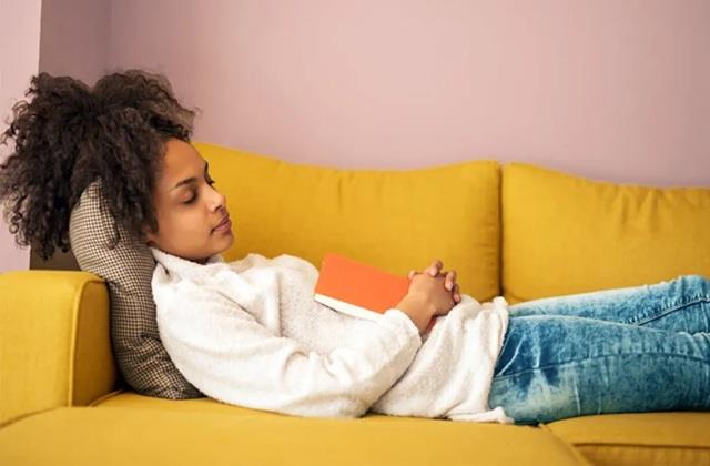 रोजाना दोपहर में झपकी लेने की आदत कहीं आपको कर ना दे परेशान, यहां समझिए पूरी बात