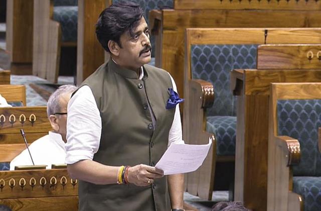 जब सदन में बाेले रवि किशन- मैं अपनी पत्नी के रोज छूता हैं पैर, सभी को करना चाहिए ऐसा