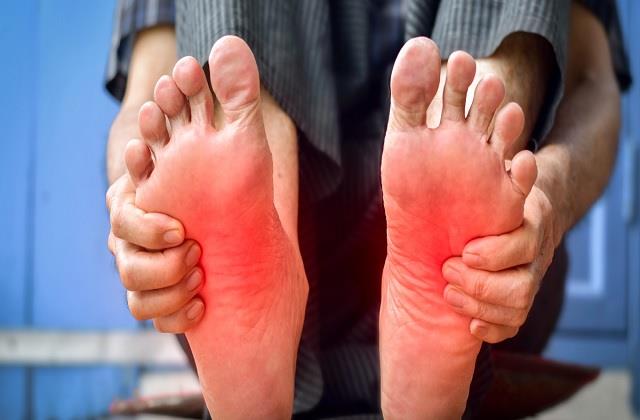 हाथ-पैर में जलन के चलते नहीं आती नींद, तलवों पर सेंक निकलना के पीछे बड़ी समस्या