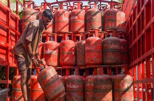 महीने की पहली तारीख को ही लगा बड़ा झटका, कमर्शियल LPG सिलेंडर के बढ़ें दाम