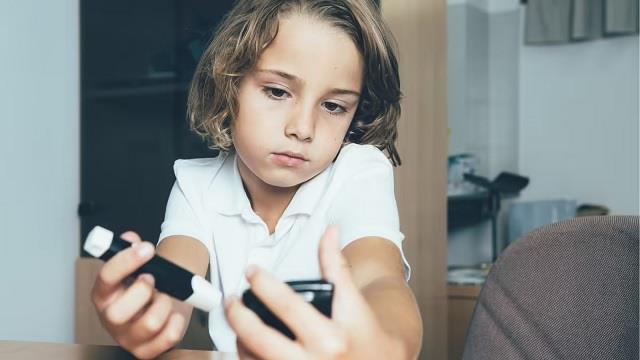 बच्चों में ऐसे नज़र आते हैं Diabetes के लक्षण! पेरेंट्स भूलकर भी न करें इग्नोर