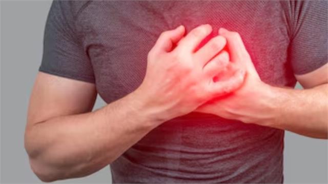 Heart Attack  से 7 दिन पहले दिखने लगते हैं ये संकेत, Ignore करने की गलती न करें
