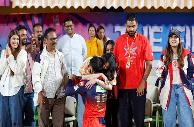 अनुष्का के साथ अपनी जीत मनाना कभी नहीं भूलते Virat Kohli, हजारो लोगों के बीच पत्नी को लगाया गले