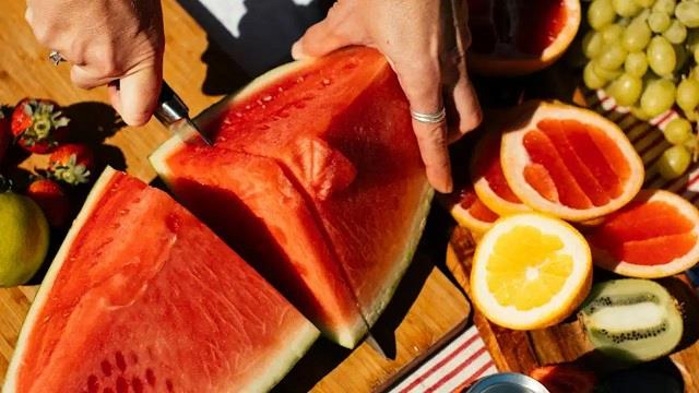 Watermelon के साथ ये 4 चीजें खा लीं तो पेट में बन सकता है जहर!