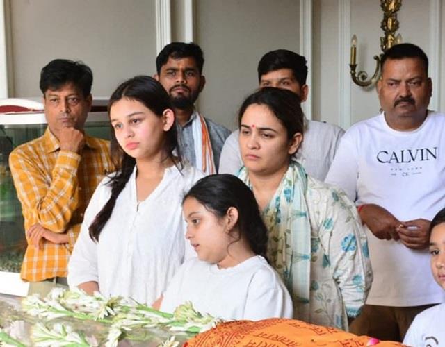 पति के जाने के बाद बेटियों को हिम्मत बनी अपर्णा यादव, वायरल हुई बेहद भावुक तस्वीर