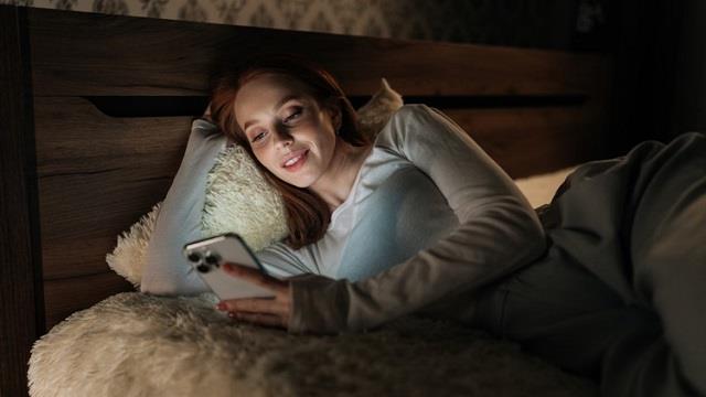 मोबाइल और Laptop आपकी Skin को बना रहे समय से पहले बूढ़ा!