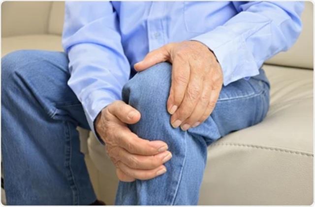 40 की उम्र के बाद ही क्यों घुटने पड़ जाते हैं कमजाेर? इस कारण हमेशा रहता है Knee Pain