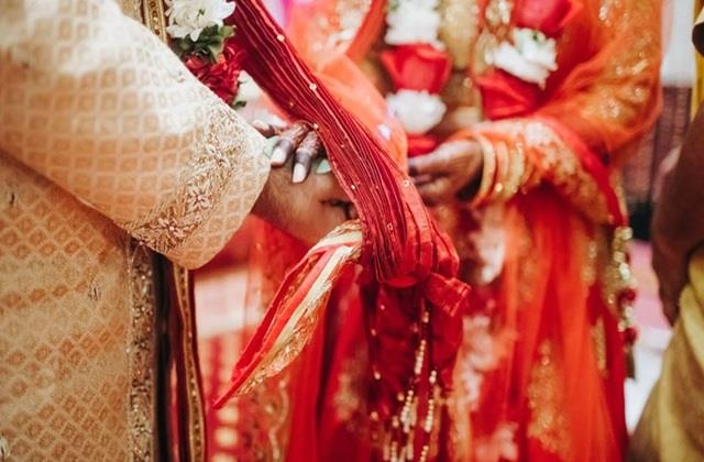 दूल्हे की  शक्ल देख दुल्हन ने शादी से किया इंकार, फिर जमकर चले लात- घूंसे