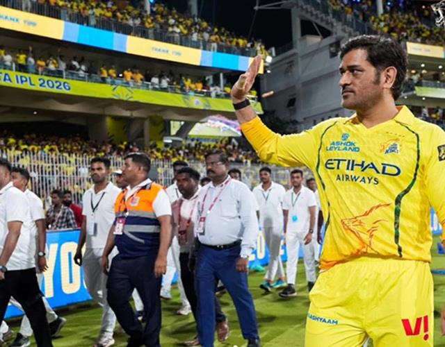 Chepauk पर भावुक पल, जब धोनी ने अचानक मैदान में पहुंचकर फैंस को किया इमोश्नल