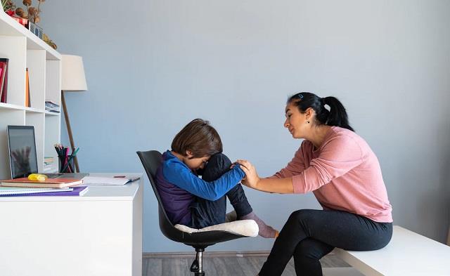 Parents ही नहीं, आज का पूरा System बच्चों को बना रहा Anxiety का शिकार