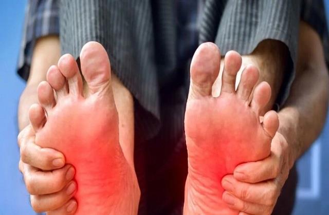 टाइट जूते पहनने से ही नहीं, इन कारणों से भी हो सकता है तलवों में दर्द