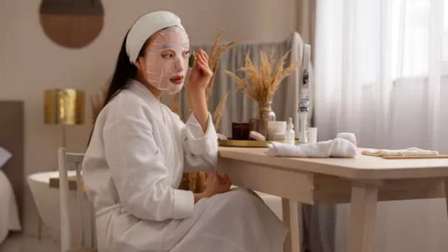 ये 8  Skincare गलतियां बिगाड़ सकती हैं आपकी त्वचा, Dermatologist ने दी चेतावनी