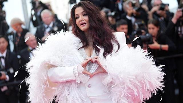 Cannes 2026 में Aishwarya ने कर दी सबकी बोलती बंद, चाइनीज डिजाइनर के पैंटसूट में बिखेरा रॉयल अंदाज