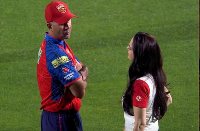 Punjab Kings को लगातार पांच बार मिली हार, Ricky Ponting से सीरियस बात करती दिखीं प्रीति जिंटा