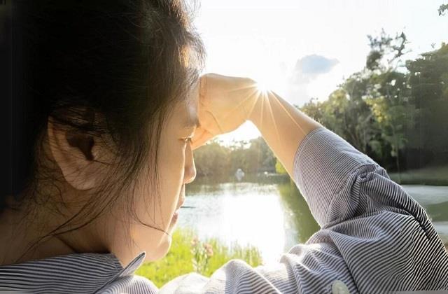 क्या ज्यादा धूप में रहने से मोतियाबिंद का खतरा बढ़ जाता है?