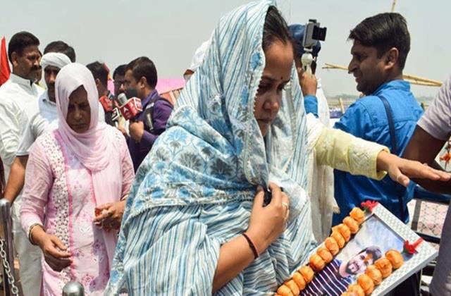 पहलगाम हमले में मारे गए युवक की विधवा की मांग- मेरे पति को दो शहीद का दर्जा
