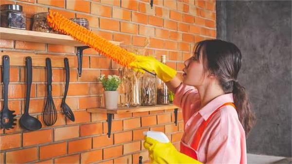 किचन के डिब्बों में जमी चिकनाहट होगी दूर, इन आसान तरीकों से करें बिल्कुल Clean
