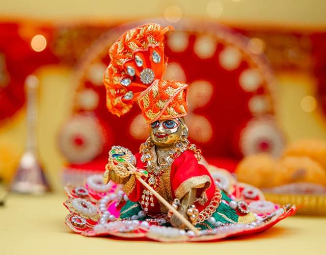 ठंडे भोग से लेकर सूती वस्त्र तक... इस तरह लड्डू गोपाल को बचाएं गर्मी से