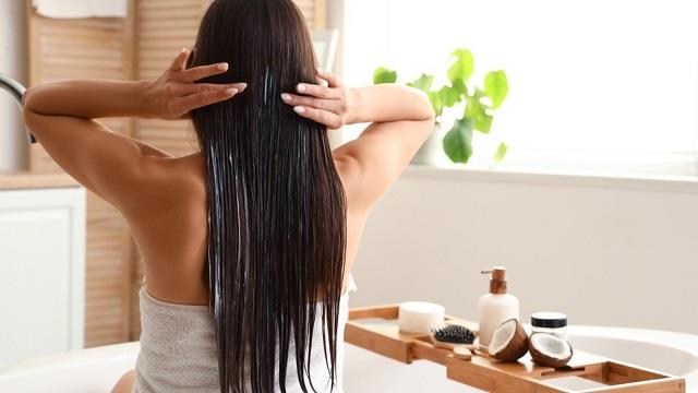 गर्मियों में बाल नहीं होंगे Oily, इस्तेमाल करें घर में बने ये 3 हेयरमास्क