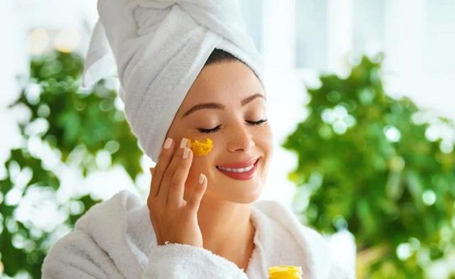 स्किन पर आएगा Instant Glow, बेसन के साथ चेहरे पर लगाएं ये चीजें