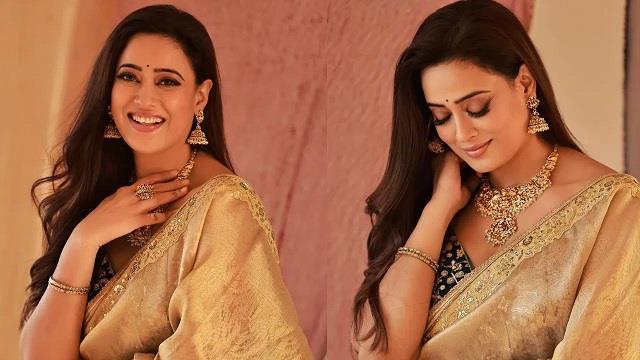 गोल्डन साड़ी और डीप नेक ब्लाउज में श्वेता तिवारी का जलवा, फैंस बोले- आपके आगे बेटी भी फीकी