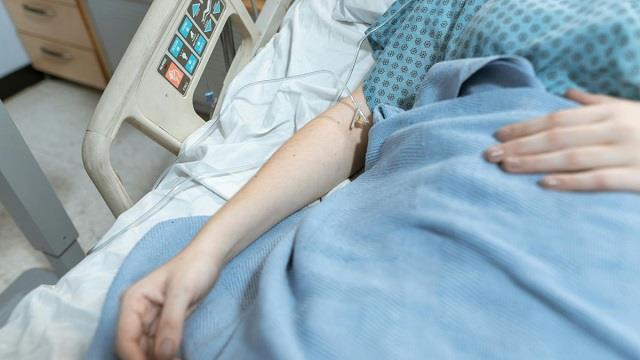 Cold Drink समझकर युवती ने पी लिया तेजाब, 8 महीने तक चली जिंदगी फिर...