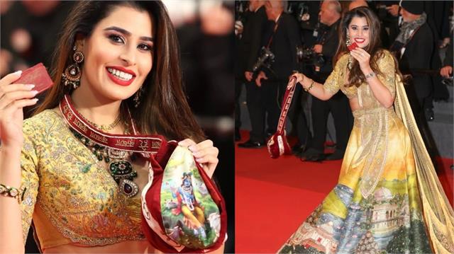 गले में तुलसी की माला, हाथ में श्रीमद्भगवद्गीता, Cannes में छाई Aarti Khetarpal