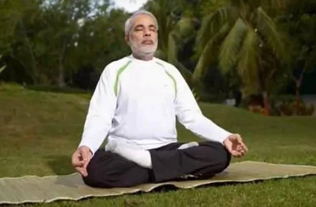 Fit रहने के लिए अपनाए PM Modi के ये आसन योगा Tips