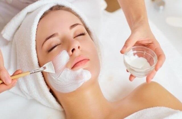 गर्मियों में घर पर करें दही Facial, बिना पार्लर जाए चमक जाएगा चेहरा
