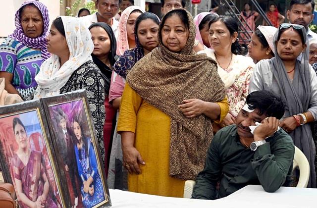 पापा पानी में नहीं जाना हम डूब जाएंगे... मां के सीने से चिपके बच्चे को पहले ही हो गया था मौत का एहसास