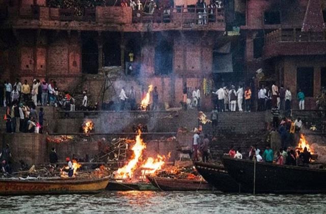 क्या पत्नी और बेटी नहीं कर सकती अंतिम संस्कार?  गरुड़ पुराण में बताई गई असली बात