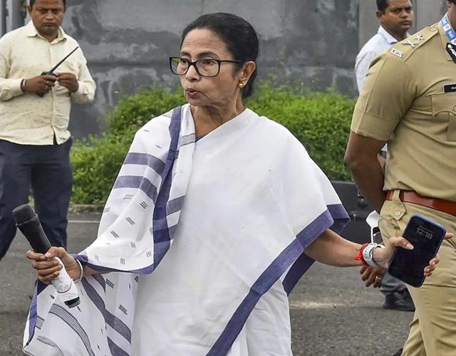 ममता बनर्जी ने इस्तीफा देने से किया इंकार, बोली- मुझे धक्का दिया, लातें मारी