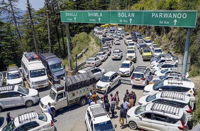 भीषण गर्मी से बचने शिमला की तरह भागे लोग, 3 दिन में 70 हजार गाड़ियों ने मारी यहां एंट्री